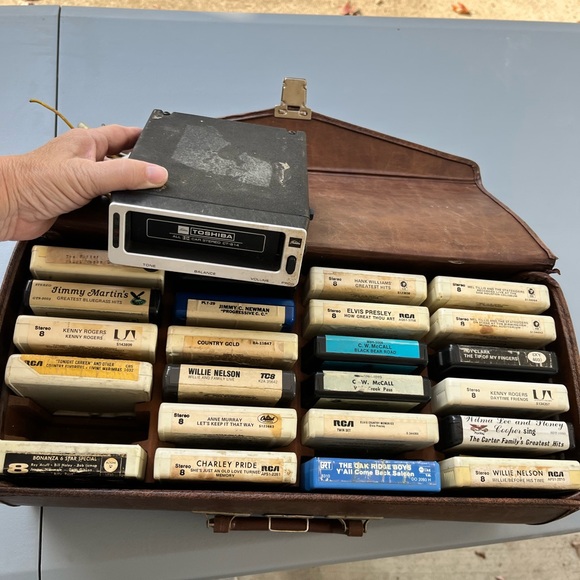 Toshiba Car 8 track CT-814 - comes with 23 eight tracks and the case - Picture 1 of 8